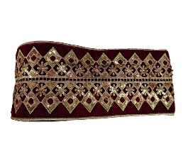 CINTA DECORATIVA NAVIDEÑA ROJO GAMUZADO CON DETALLES 8.9CM*9M