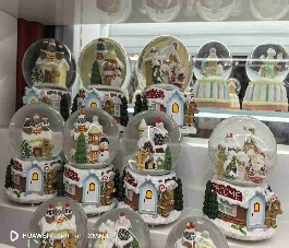 BOLA VILLA NAVIDEÑO CON LUZ 12*12*16CM