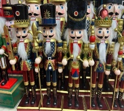SOLDADO CASCANUECES NAVIDEÑO 1PC VARIOS DISEÑOS